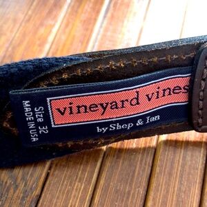 New men’s size 32 vineyard vines dark brown leather belt with ski design